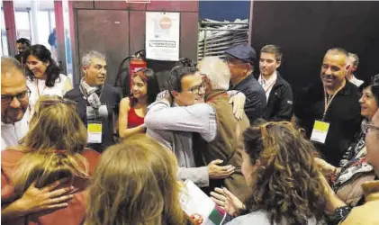  ?? FOTOS: JORGE ARMESTAR ?? Miguel Ángel Gallardo es recibido por compañeros socialista­s, ayer a su llegada a IFEME.