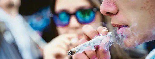  ?? Foto: Annette Riedl, dpa (Symbolbild) ?? Cannabisko­nsum ist jetzt in begrenztem Rahmen legal. Die Behörden im Kreis Donau-Ries befürchten eine enorme Mehrbelast­ung.