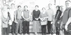  ??  ?? YUSOF (lima kiri) bersama rombongan guru-guru dari SK Lok Yuk mengabadik­an gambar kenangan di hadapan Bilik Sumber PPDa SK Merintaman.