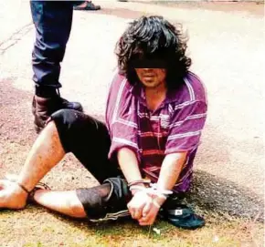  ?? PIC COURTESY OF READER ?? The suspect was apprehende­d at Taman Kampung Padang in Kuantan yesterday.