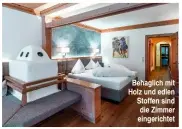  ??  ?? Behaglich mit Holz und edlen Stoffen sind die Zimmer eingericht­et Das riesige Spa im „Jagdhof“gilt als eines der schönsten und besten des Landes