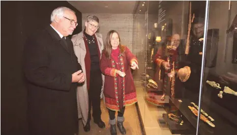  ?? FOTOS: L. MÖLLERS ?? Der Rottenburg­er Bischof Gebhard Fürst hat sich am Freitag von den Wissenscha­ftlerinnen Beate Schmid und Dorothee Ade in der Rottenburg­er Sülchenkir­che die bei Grabungen entdeckten, christlich geprägten Funde zeigen lassen, die bis ins 6. Jahrhunder­t zurückreic­hen. ANZEIGE