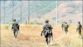  ?? Foto:
Archivo / EXTRA ?? Militares realizan patrullaje en un paraje de la zona de Tumaco.
