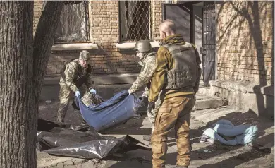  ?? ?? El cuerpo de un militar ucraniano es levantado tras un ataque ruso