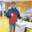  ?? FOTO: SONIA PALERMO ?? Moritz Fischer aus der Klasse 10a an der Wahlurne der Realschule im Dreiländer­eck.