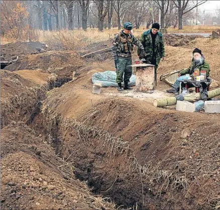  ?? MENAHEM KAHANA / AFP ?? Combatient­es prorrusos en Donetsk, cerca del aeropuerto destruido