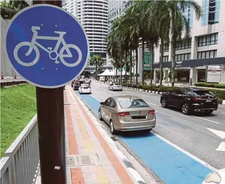  ?? FILE PIC ?? Cars parked on bicycle lanes in Kuala Lumpur prevent cyclists from using them safely.
