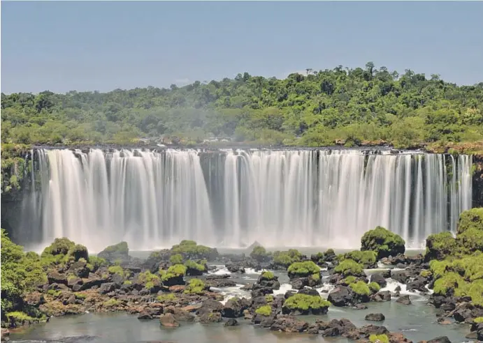  ??  ?? El lado argentino de las cataratas de Iguazú, que fueron elegidas como una de las siete maravillas naturales del mundo.