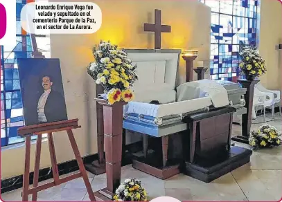  ?? ?? Leonardo Enrique Vega fue velado y sepultado en el cementerio Parque de la Paz, en el sector de La Aurora.
Lourdes de Vega y amigos de Leonardo Enrique Vega le dan el último adiós.