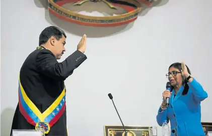  ?? DPA ?? Serio. El presidente Maduro jura frente a Delcy Rodríguez, presidenta de la Asamblea Constituye­nte.