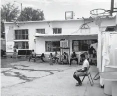  ??  ?? Il cortile del centro per richiedent­i asilo ‘Buen Samaritano’ a Ciudad Juárez, in Messico. Tra loro anche richiedent­i asilo da Camerun e Uganda.