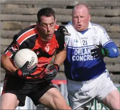  ??  ?? David Currid retains possession as Jim Bob Levingston­e moves in.