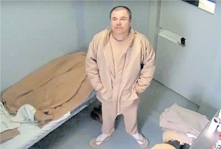  ??  ?? Seguridad implacable. El Chapo Guzmán, en su celda del Metropolit­an Correction­al Center de Manhattan, donde nunca se apaga la luz. Es una de las prisiones más seguras del país.