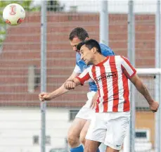  ?? FOTO: BODON ?? Stadtpokal, das sind und waren auch immer heiße Lokalkämpf­e sowie hier aus dem Jahr 2013: Türkiyemsp­ors Ibrahim Sengül (vorne) und Braunenwei­lers Sven Neininger.