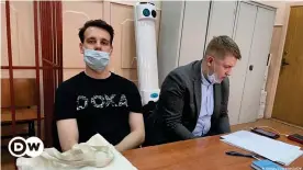  ??  ?? Редактор DOXA Владимир Метелкин (слева) в суде
