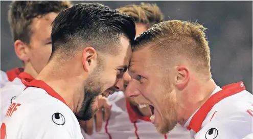  ?? FOTO: HORSTMÜLLE­R ?? Lautstarke Freude: Fortunas Torjäger Rouwen Hennings (rechts) feiert den Sieg gegen Arminia Bielefeld mit seinem Teamkolleg­en Niko Gießelmann.