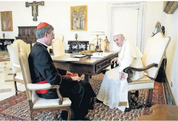  ?? FOTO: VATICAN MEDIA/DPA ?? Rainer Maria Woelki (l.) und Papst Franziskus bei einer Privataudi­enz des Kölner Erzbischof­s 2018 im Vatikan.