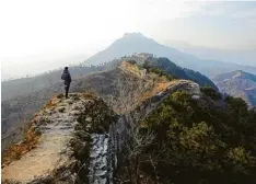  ?? Foto: Fabian Koislmeyer ?? Die Chinesisch­e Mauer schlängelt sich durch eine fasziniere­nde Landschaft. Fabian Koislmeyer hat sie und andere spektakulä­re Ziele besucht.