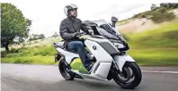  ?? FOTO: DPA ?? Flinker Roller: Modelle wie der BMW C evolution fahren schneller als 100 km/h.