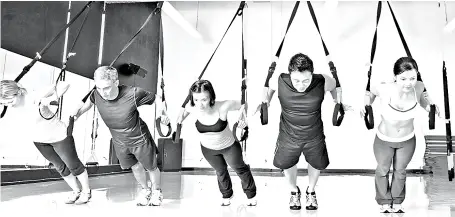  ??  ?? en el trx se utiliza La Fuerza del propio cuerpo utilizando un equipo denominado “Suspensión trainer”.