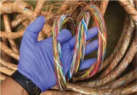  ?? ICE ?? Los delincuent­es roban el cable de cobre para venderlo en chatarrera­s.