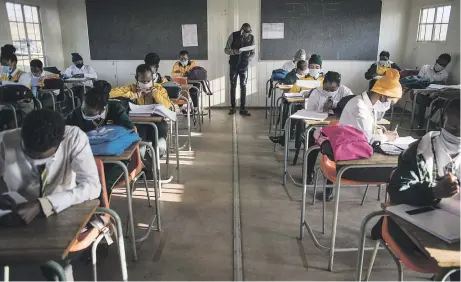  ?? Picture: Jacques Nelles ?? DEGREES OF SEPARATION. Children in class at Olievenhou­tbosch Secondary School in Pretoria yesterday on their first day back at school since the beginning of the national lockdown to help prevent the spread of Covid-19.