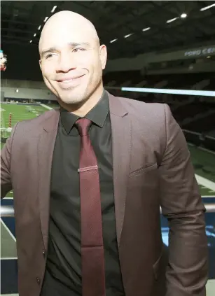  ??  ?? Un sonriente Miguel Cotto posa para las cámaras en el recién inaugurado estadio de prácticas de los Cowboys.