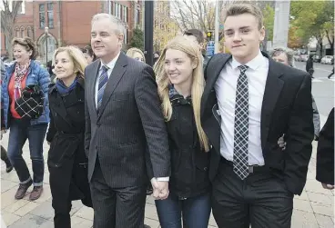  ?? ANDREW VAUGHAN / THE CANADIAN PRESS ?? Dennis Oland and his wife, Lisa, with family members, in Fredericto­n on Tuesday.