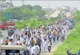  ?? SAMEER SEHGAL/HT ?? Farmers blocking a bridge during a protest against the Centre’s agricultur­e ordinances at Beas in Amritsar district on Monday.