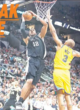  ?? / AP PHOTO ?? ■ BIDA. Si Lamarcus Aldridge, kinsa miitsa sa hulagway batok sa depende ni David West sa Golden State Warriors, nagbangis aron pangulohan ang kadaugan sa Antonio Spurs kagahapon sa NBA.