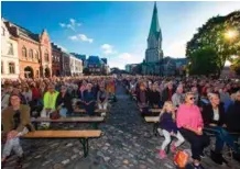  ?? FOTO: HEIDA GUDMUNDSDO­TTIR ?? Vaeret viste seg fra sin beste side fredag, og små og store hadde tatt turen til Torvet.