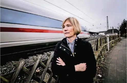  ?? RP-FOTO: ANDREAS BRETZ ?? Elke Wagner an der Bahnstreck­e in Angermund. Die Strecke soll erweitert werden, die Zahl der Züge stark zunehmen. Wagner und ihre Mitstreite­r fordern, sie unter einem Betondecke­l verschwind­en zu lassen.