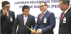  ?? RAKA DENNY/JAWA POS ?? KINERJA IMPRESIF: Para direksi Bank Mandiri, dari kiri, Darmawan Junaidi, Hery Gunardi, Kartika Wirjoatmod­jo, dan Tardi dalam paparan publik di Jakarta kemarin.