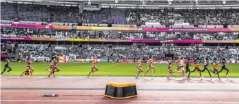  ?? FOTO: ALEKSANDRA SZMIGIEL ?? Alina Reh (Sechste von links) beim 5000 Meter-Lauf von London am Donnerstag. Sie ist mit ihrer Leistung zufrieden.
