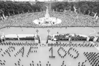  ??  ?? Royal Air Force (RAF) personnel stand in an “RAF 100” formation during a celebratio­n to mark the 100th anniversar­y of the RAF in London, Britain on Tuesday. — XINHUA/VNA Photo