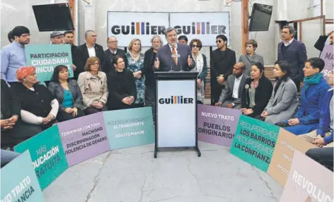  ??  ?? ► El senador Alejandro Guillier, ayer, lanzando la “Red Chile Ciudadano”.