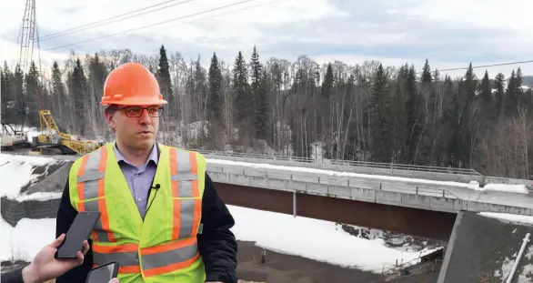  ?? CITIZEN PHOTO BY BRENT BRAATEN ?? City engineer Adam Homes explains the work that is now underway to repair the Willow Cale Road Bridge over Haggith Creek .