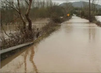  ??  ?? Previous flooding at Ahare bridge in Castletown.