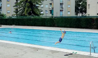  ?? (Foto Rensi) ?? Manazzon Un bambino si tuffa nella piscina Manazzon ieri a Trento