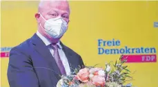  ?? FOTO: FELIX KÄSTLE/DPA ?? Unter strengen Hygieneauf­lagen nominierte die Südwest-FDP Kandidaten für die Bundestags­wahlen. Auf Platz eins landete Michael Theurer.