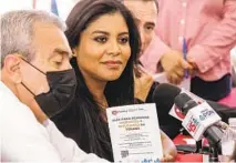  ?? JOEBETH TERRÍQUEZ EFE ?? La alcaldesa de Tijuana, Montserrat Caballero participa, durante una rueda de prensa en la garita peatonal del Chaparral en Tijuana.