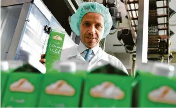  ?? Foto: Arne Dedert, dpa ?? Die EU schaut bei Lebensmitt­eln genau hin, damit die Verbrauche­r zumindest wissen, was ihnen serviert wird. Auf der Packung von Milch finden sich deshalb viele Angaben zum Produkt und dessen Herkunft.