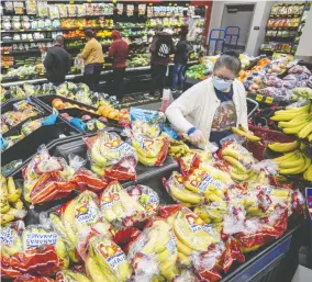  ?? DAVID PAUL MORRIS / BLOOMBERG FILES ?? Supply chain disruption­s that shorten the shelf life of products, like produce or dairy,
are being called shelflatio­n by those who study consumer goods.