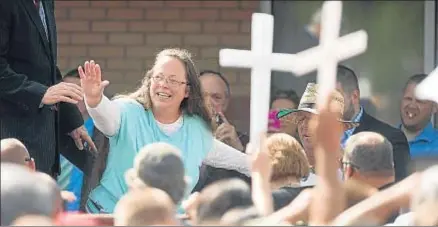  ?? TY WRIGHT / AFP ?? Kim Davis saluda a la multitud a su salida esta semana del centro de detención de Grayson (Kentucky)