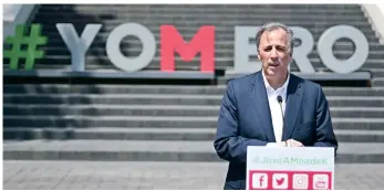  ??  ?? En la sede del PRI, José Antonio Meade aseguró que las propuestas de la oposición ponen en riesgo al país.