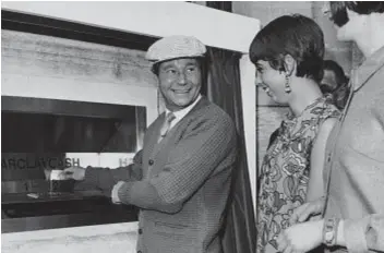  ??  ?? 1967: il primo bancomat della storia presso una sede della banca Barclays a Londra (© Getty Images).