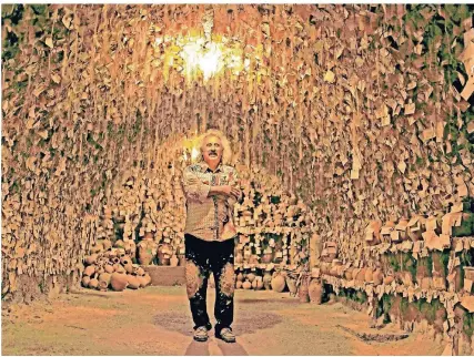  ?? FOTOS: MARTINA KATZ ?? Über eine Million Haarsträhn­en hat Töpfermeis­ter Galip Körükcü inzwischen in seinem Haarmuseum in Avanos gesammelt.