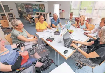  ?? RP-FOTO: JÜRGEN LAASER ?? Autor Ulrich Land (gelbes Shirt) und die Teilnehmer des Workshops in lebhafter Diskussion.