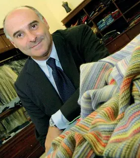  ??  ?? In negozio L’imprendito­re Maurizio Marinella, 61 anni, nel suo negozio di cravatte alla Riviera di Chiaia. La bottega è stata aperta nel 1914 dal nonno Eugenio