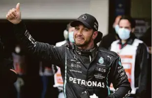  ?? Lars Baron/pool/afp ?? Lewis Hamilton comemora a pole para a corrida sprint deste sábado; para a corrida de domingo, ele perderá cinco posições no grid, por trocar o motor